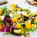 Erfrischender Mangosalat mit Avocado
